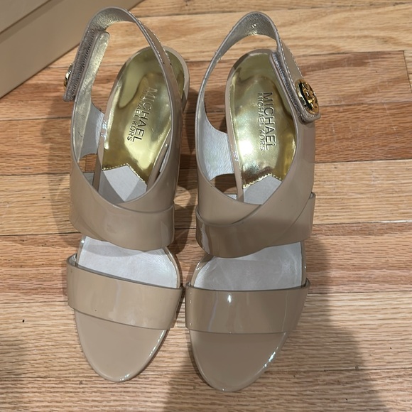 Michael Kors Shoes - Michael Kors Joselle Open Toe Womens Patent Leather Strappy
sandal
Size 9M